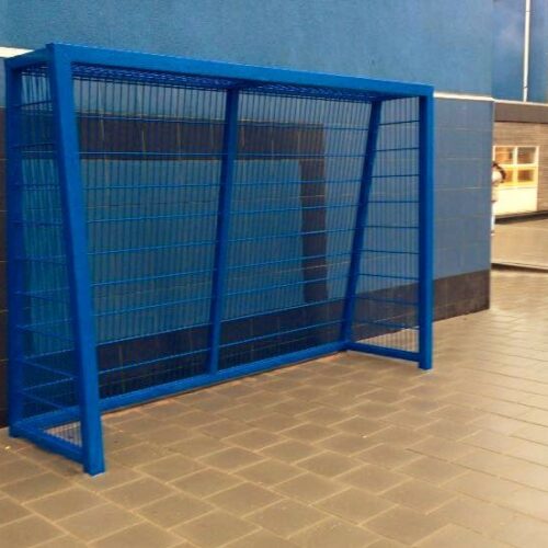 Voetbaldoeltjes model TRD300 93 voetbaldoel TRD300 in de 3 x 2 meter uitvoering. Blauw gepoedercoat. Het grootste straat voetbaldoel uit deze serie.