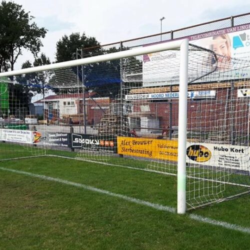 Voetbaldoel P-model VD111 21 Wist u dat ook WK- voetbaldoelnetten in een P-voetbaldoel passen? De koorden van het doelnet aan de balvanger of gewoon 2 spanpalen aanschaffen.