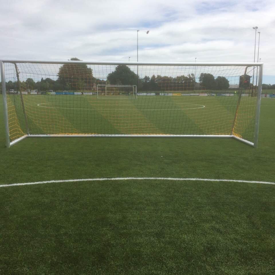 Verplaatsbaar voetbaldoel VD90 6 Voetbaldoelen VD90. Hier afgebeeld met onze knooploze doelnetten. Geel-blauw. Een voetbaldoel van de allerhoogste kwaliteit.