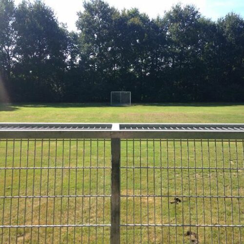 Voetbaldoeltjes model TRD300 78 Voetbaldoelen TRD300. Afmetingen 3 x 2 meter. Hier geplaatst op een groot trapveld.
