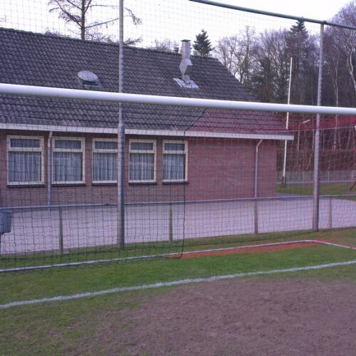Voetbaldoel P-model VD111 25 Voetbaldoel P-model VD111. Het klassieke voetbaldoel met P-beugels. Inwendig verstevigde hoekverbindingen en geprofileerd aluminium van maar liefst 2.5 mm dik!