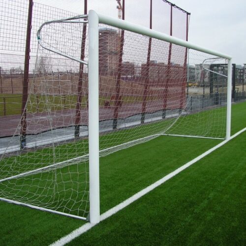Voetbaldoel P-model. Hier afgebeeld met opklapbare netbeugel. Topkwaliteit aluminium voetbaldoelen voor een bijzonder scherpe prijs!