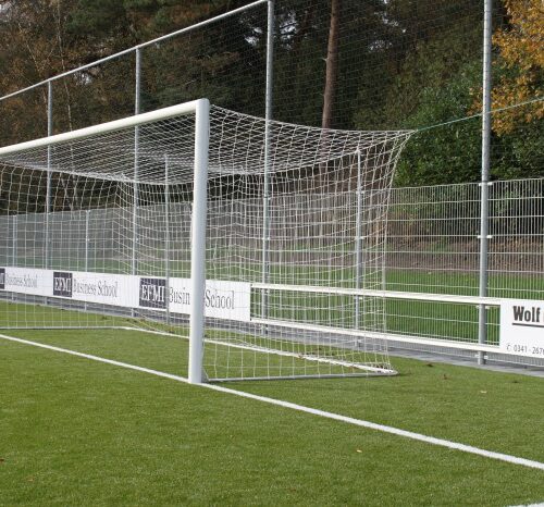 Voetbaldoel model VD120 Voetbaldoelen met een nethakenloos ovaal doelprofiel, dit doel behoort tot het topsegment voetbaldoelen met vrije net-ophanging. Ook wel WK- voetbaldoel genoemd.