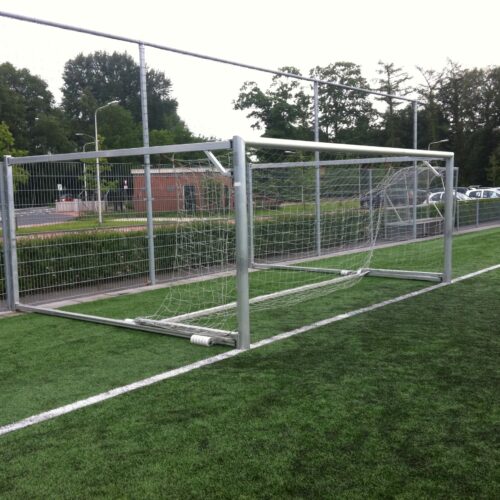 Wegdraaibaar jeugd voetbaldoel: JVD165 19 Voetbaldoel model JVD165. Robuust en zeer duurzame inklapbare aluminium voetbaldoelen 5 x 2 meter. Topmodel voor een zeer scherpe prijs.