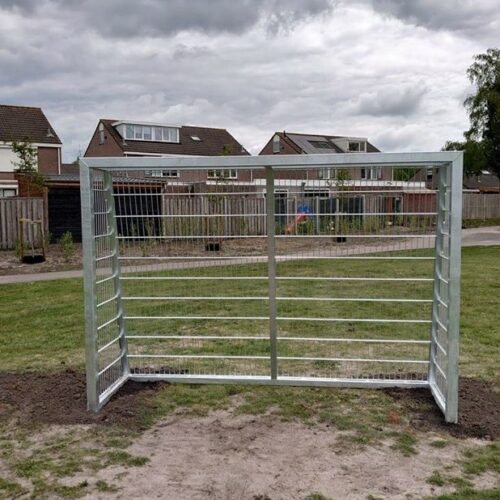 Voetbaldoeltjes model TRD300 125 Afgebeeld de 3 x 2m uitvoering, de TRD300-serie is nog altijd het meest toegepaste voetbaldoel in pannavelden en sportkooien. Leverbaar in diverse afmetingen en kleuren.