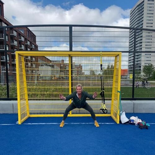 Voetbaldoeltjes model TRD300 71 TRD300 voetbaldoel in de 3 x 2 m afmetingen in het Geel stalen voetbaldoel met ballenvanger staal zwart gecoat b met Karin van Dijk in het doel in Groningen Noorderpoortcollege