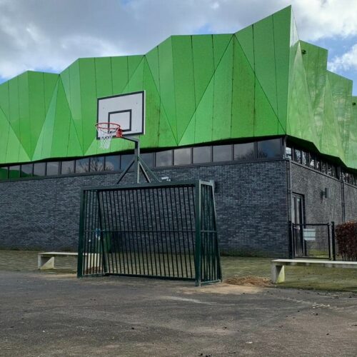 Voetbaldoel basketbalcombinatie VB200 30 Deze fraaie voetbaldoel - basketbal-combinbatie kan in iedere standaard ral kleur geleverd worden. Deze twee staan bij het Streek Lyceum in Ede