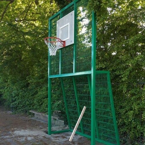 Voetbaldoel met basketbal VBC160 133 Bezig met de montage van deze zeer duurzame, geluidsarme voetbaldoel - basketbalcombinatie. Doelen ca. 3 x 2 m. Zodra het beton uitgehard is, kan de houten lat uit het doel en kan er volop gesport worden.