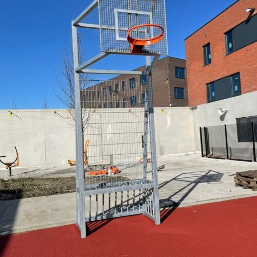 Voetbaldoel-basketbalcombi Model VBC180 50 Een bijna onverwoestbare oplossing voor speel- en schoolpleinen.