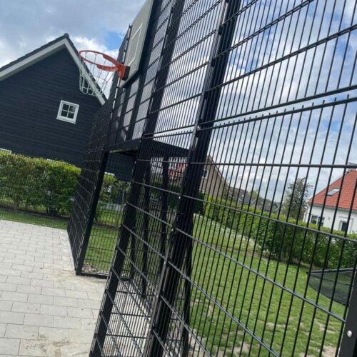 Voetbaldoel met basketbal VBC160 157 1 van de 2 gemonteerde voetbaldoel basketbalcombinaties in Leek. Geheel ral 9005 diepzwart gecoat ben doelen 2 x 2m.