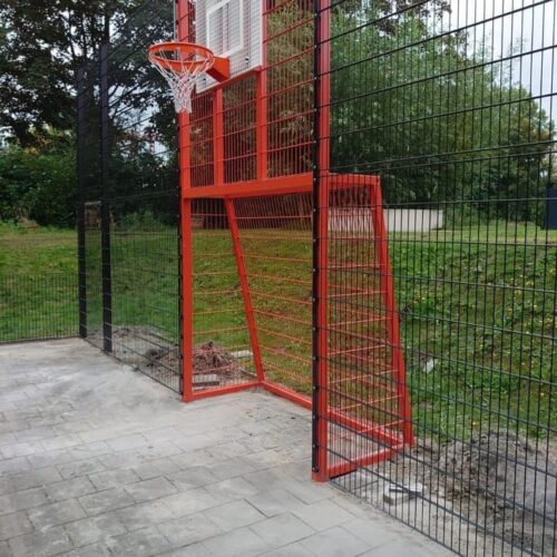 Voetbaldoel met basketbal VBC160 139 Creëer een sportieve en veilige speelplek met onze geluidsarme voetbaldoel-basketbalcombinatie, perfect voor woonwijken, schoolpleinen en campings waar ruimte beperkt is.