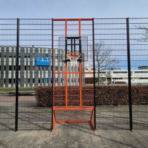 Voetbaldoel met basketbal VBC160 163 Maak van elke openbare ruimte een aantrekkelijke sportplek met onze volledig gelaste voetbaldoel-basketbalcombi die voldoet aan de strengste eisen voor vandalismebestendigheid.