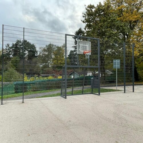Voetbaldoel met basketbal VBC160 85 Onze VBC160 voetbaldoel - basketbalcombinatie door ons gemonteerd in Frankfurt (Wiesbaden). Doelen 2 x 2m. Lengte van de totale voetbalwand 10 meter.