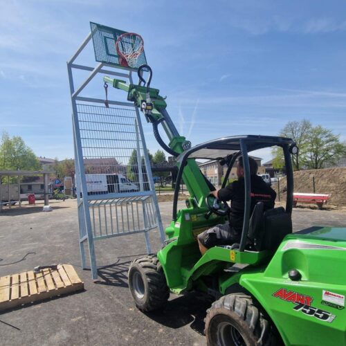 Voetbaldoel-basketbalcombi Model VBC180 52 Op deze afbeelding ziet u de montage van een voetbaldoel basketbalkcombinatie VBC180 in de verzinkte uitvoering met het basketbalbord groen gecoat.
