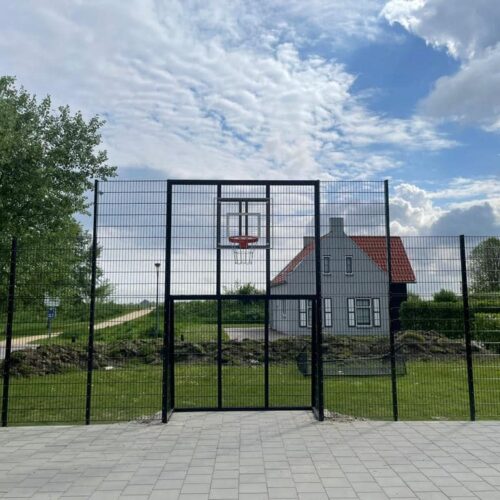 Voetbaldoel met basketbal VBC160 156 Laat kinderen veilig en met plezier sporten met deze stevige, stille sportwand, perfect voor vrijstaande plaatsing of integratie in een bestaande sport