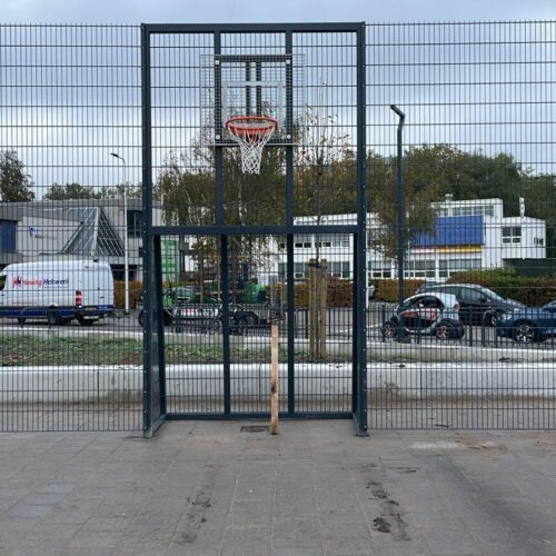 Voetbaldoel met basketbal VBC160 152 Voetbaldoel met basketbal VBC160 met doelen van 2x2m. Deze staat in Alphen aan de Rijn, Deze voetbaldoel basketbal-combinatie is geheel gecoat in ral 9005 en gemonteerd op tegels.