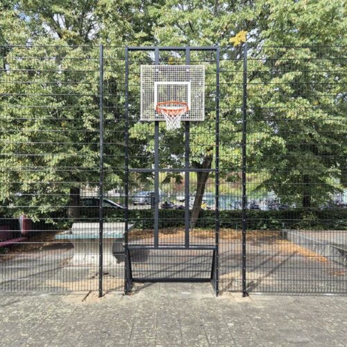 Voetbaldoel met basketbal VBC160 117 Afgebeeld voetbaldoel basketbalwand met doeltjes van 1.5 x 0,75 meter. Alles in het zwart gecoat