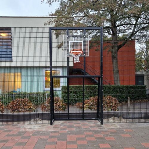 Voetbaldoel met basketbal VBC160 154 Onze multifunctionele sportwand is leverbaar met extra wanden tot 4 meter hoog, zodat u eenvoudig een sporthoek creëert die volledig aansluit bij uw locatie en wensen.