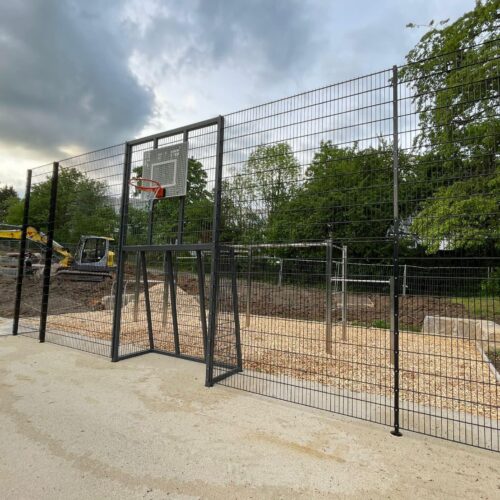 Voetbaldoel met basketbal VBC160 135 Voetbaldoel basketbalcombinatie met doelen 2x2m. Lengte wand 10 meter. 1 van de 3 die we in Wiesbaden Duitland geplaatst hebben.