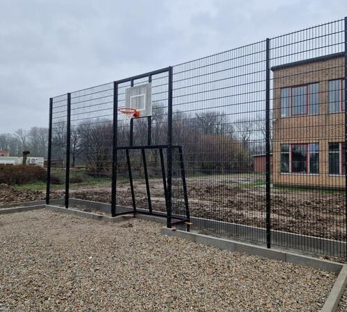 Voetbaldoel met basketbal VBC160 162 Onze voetbaldoel basketbalcombinatie met voetbaldoelen van 2x2m en een totale wandlengte van 10 meter geplaatst in Brussel.