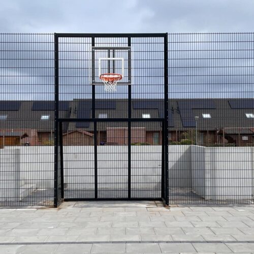 Voetbaldoel met basketbal VBC160 146 Deze fraaie voetbaldoel - basketbalwand staat in Froombosch in het hoge noorden. Doelen 2 x 2m met aan beide zijden 2.5m wand. Geheel uitgevoerd in ral 9005 diepzwart.