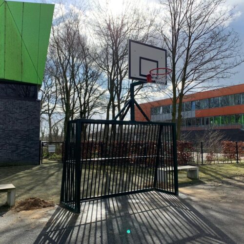 Voetbaldoel basketbalcombinatie VB200 27 Antivandaal voetbaldoel VBC200 3x2 meter. Gecoat in een fraaie groene ral kleur met basketbalbord in Ede (Het Streek Lyceum)