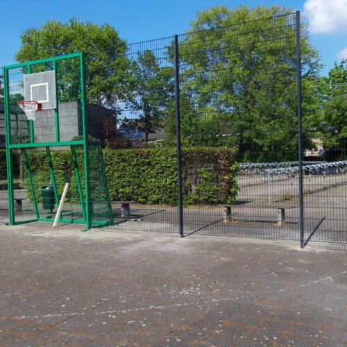 Voetbaldoel met basketbal VBC160 134 Voetbaldoel basketbalcombinatie VBC160 met grote doelen. De wanden links en rechts kunnen we zo lang maken als u wenst. Zware kokerprofielen met kunststof-scheiding tussen de metalen delen. Dus geluids-arm. Een aanwinst voor ieder speel- en schoolplein.