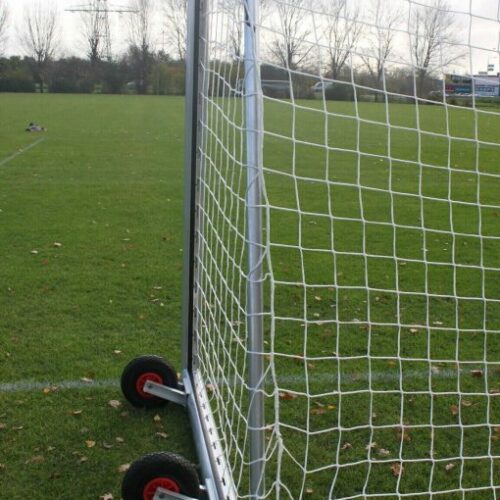 Verplaatsbaar voetbaldoel VD90 31 Voetbaldoel VD90 kruiwagenmodel, voorzien van grote soepel lopende wielen.