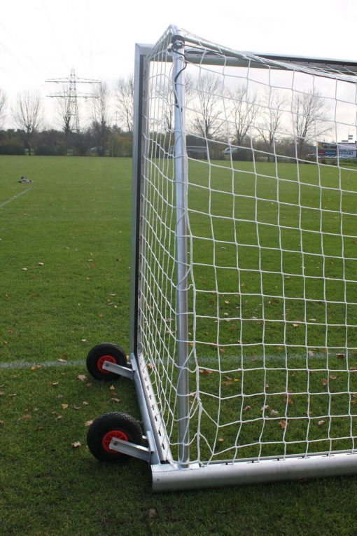 Verplaatsbaar voetbaldoel VD90 14 Voetbaldoel VD90 kruiwagenmodel, voorzien van grote soepel lopende wielen.