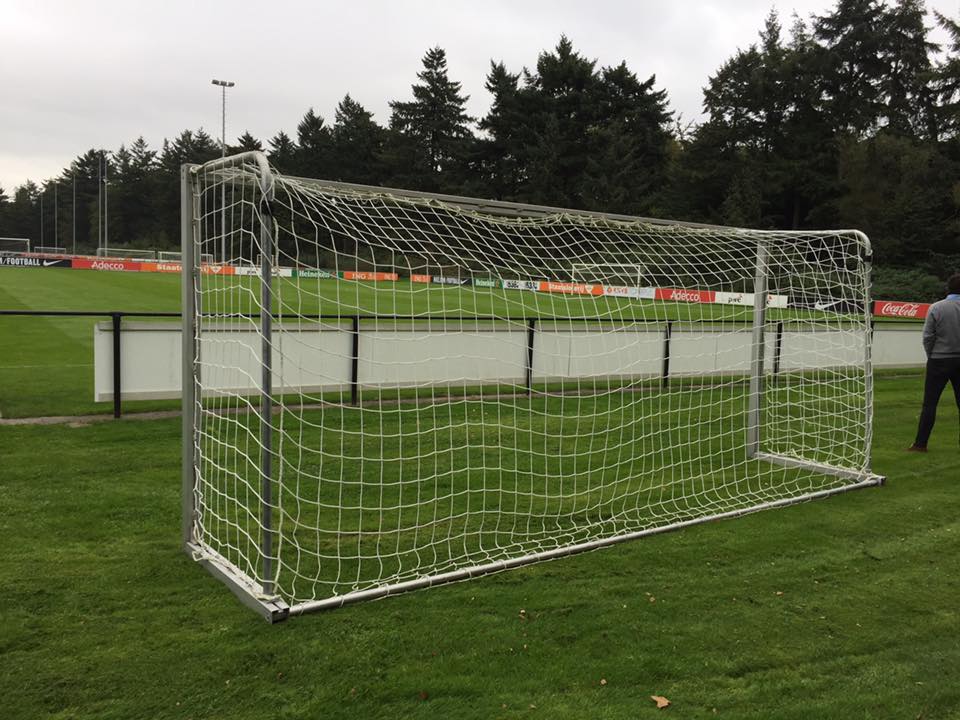 Jeugd voetbaldoel JVD140 4 Voetbaldoel JVD140 in de uitvoering met vaste netbeugels. Ook leverbaar in een 3 x 2 meter uitvoering.