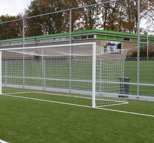 Voetbaldoel VD120 11 Deze aluminium voetbaldoelen worden geleverd inclusief grondpotten en nethaken. Model VD120, kwaliteits- voetbaldoelen voor een bijzonder scherpe prijs!