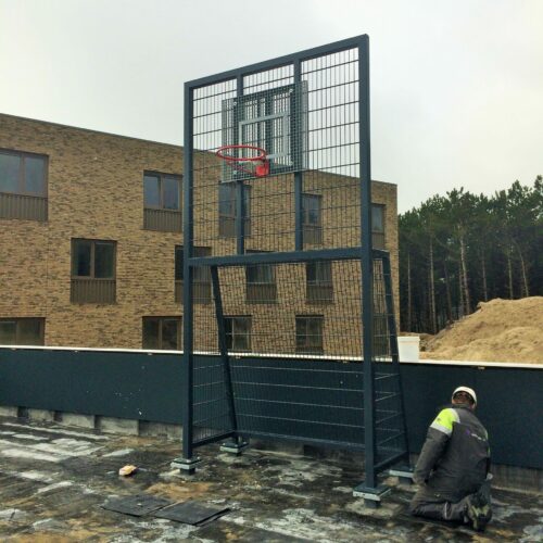 Voetbaldoel met basketbal VBC160 129 Een montage-foto van onze voetbaldoel - basketbal combinatie op het dak van een school op Terschelling. Afmetingen voetbaldoelen 2 x 2 meter. Gecoat in antraciet.