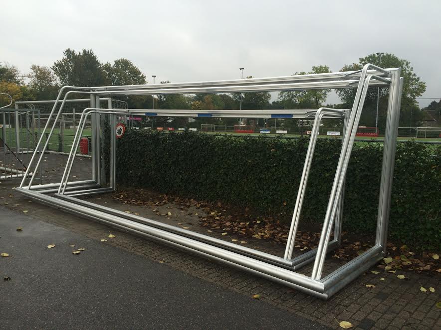 Verplaatsbaar voetbaldoel VD90 7 Voetbaldoelen van SKWshop. Al onze aluminium voetbaldoelen zijn door en door gelast, hebben inwendige hoekverstevigingen en zijn onze voetbaldoelen tevens voorzien van zware schoren!
