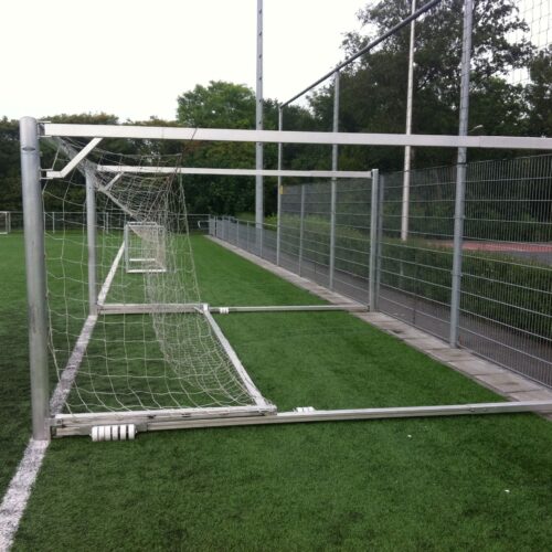 Wegdraaibaar jeugd voetbaldoel: JVD165 20 Jeugd voetbaldoelen JVD165. Afmetingen: 5 x 2 m. #voetbaldoel van zwaar geprofileerd aluminium. Rond 118.5mm!. Deze behoren kwalitatief tot de beste draai voetbaldoelen die de markt u biedt!.