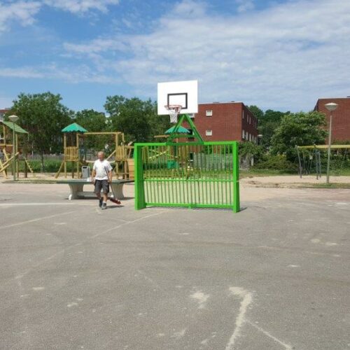 Voetbaldoel basketbalcombinatie VB200 23 Antivandalisme voetbaldoel basketbalcombinatie VB200 in een fraaie groene ral kleur op asfalt gemonteerd