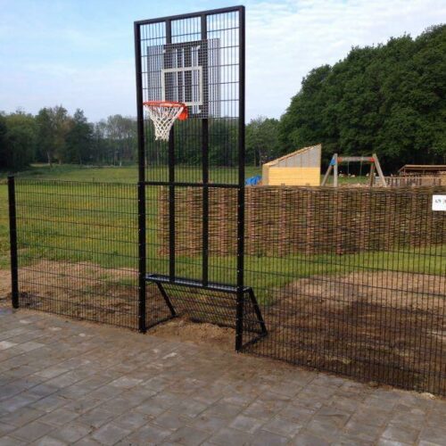 Voetbaldoel met basketbal VBC160 120 Voetbaldoel basketbalcombinatie op een speelplein. Doelen 1.5 x 0,75 m. Aan beide kanten een hek van 2 meter hoog. Locatie Assen.