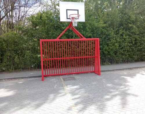 Voetbaldoel basketbalcombinatie VB200 22 Voetbaldoelen met basketbalvoorziening die jarenlang onbezorgd meegaan. Afgebeeld in een fraaie rode poedercoating