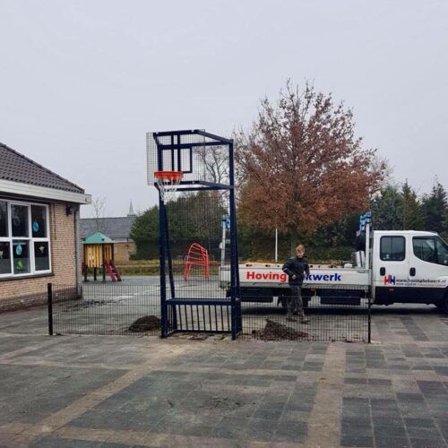 Voetbaldoel-basketbalcombi Model VBC180 49 De montage van deze vandalisme-arme voetbal- basketbalcombinatie. Absoluut een aanwinst op uw speelplein.