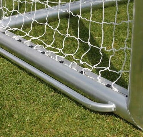 Pupillen voetbaldoel JVD150 41 Om uw voetbaldoel eenvoudig te verplaatsen kunt u kiezen voor de afgebeelde draagbeugel, maar ook wielen en een kruiwagen-model behoren tot onze mogelijkheden.
