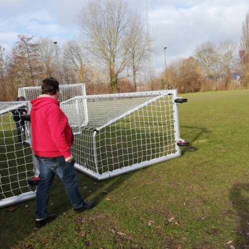 Pupillen voetbaldoel JVD180 52 De vrijwilligers bezig met de bevestiging van de doelnetten. Afgebeeld voetbaldoelen model JVD180 kruiwagenmodel.