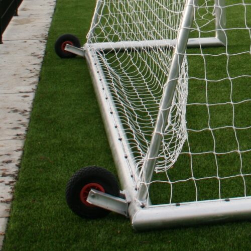 Verplaatsbaar voetbaldoel VD90 21 Voetbaldoel VD90 met aangelaste transportwielen aan de achterzijde. Het voetbaldoel kantelen en eenvoudig verplaatsen.