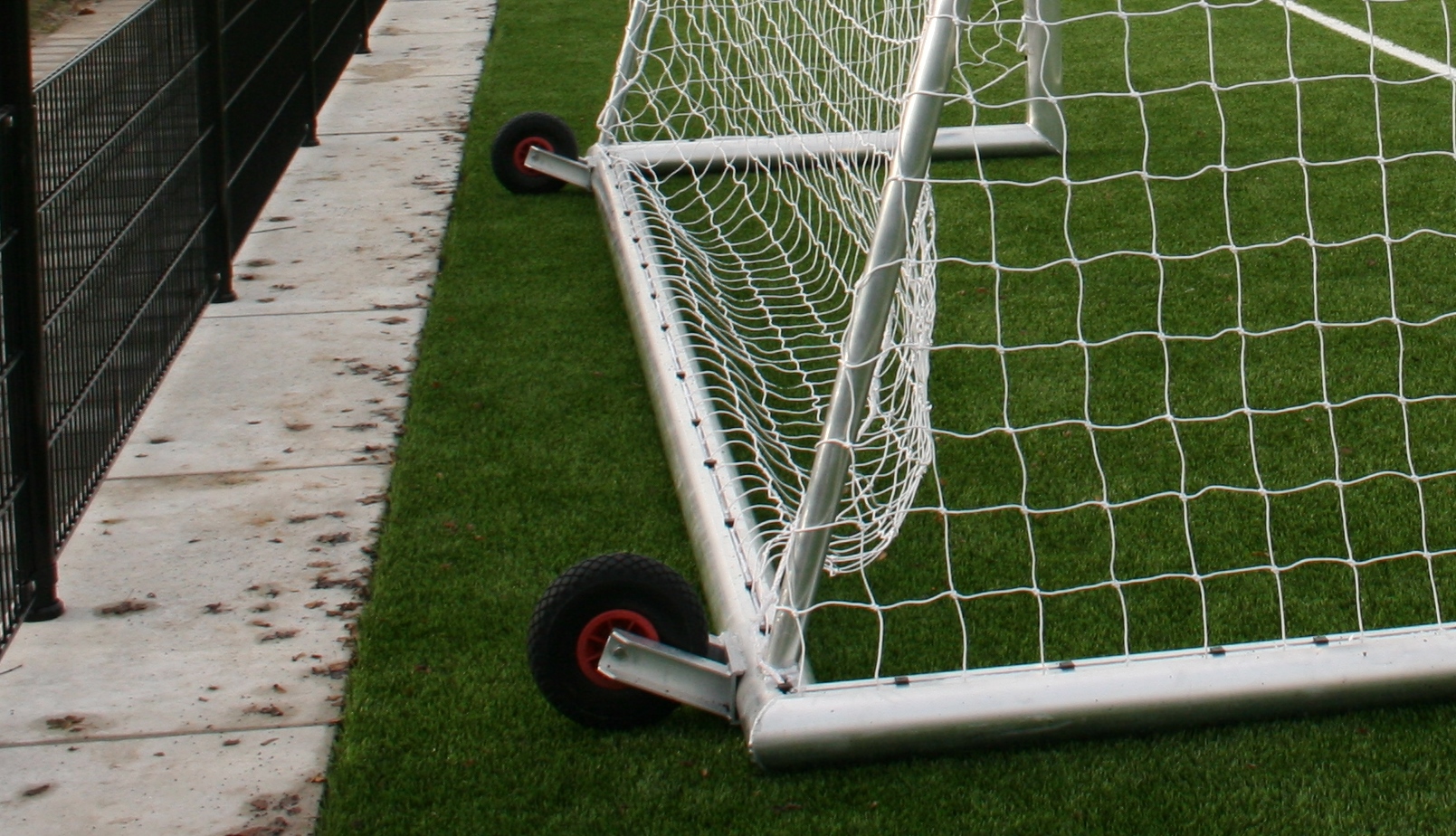Verplaatsbaar voetbaldoel VD90 4 Voetbaldoel VD90 met aangelaste transportwielen aan de achterzijde. Het voetbaldoel kantelen en eenvoudig verplaatsen.