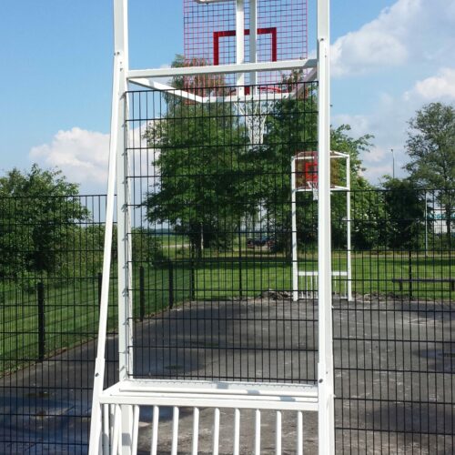 Voetbaldoel-basketbalcombi Model VBC180 38 Zeer degelijke voetbaldoel basketbal-combinaties. Afgebeeld in een pannaveld met een asfalt speelvloer.