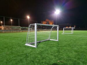Voetbaldoeltjes uit het topsegment voor bodemprijzen. Afgebeeld de 2 x 1 meter uitvoering van deze aluminium voetbaldoelen.