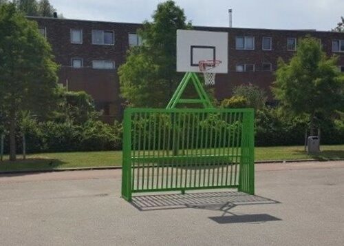 Antivandalen voetbaldoel VD200 3 x 2m 29 Ons antivandaal voetbaldoel met basketbal in een frisse groene ral kleur.