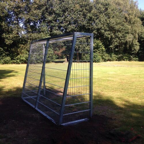 Voetbaldoeltjes model TRD300 80 Antivandaal voetbaldoel TRD300, afmetingen 3 x 2m. Eenmaal ingegraven staan deze voetbaldoelen als een huis.