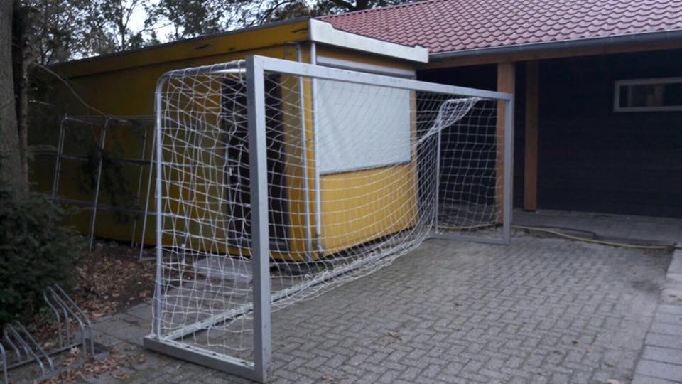 Jeugd voetbaldoel JVD140 2 Voetbaldoel JVD140 in de 5 x 2 meter uitvoering mer vaste netbeugels. Een verrassend duurzaam en voordelig verplaatsbaar jeugdvoetbaldoel.