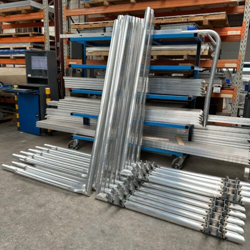 Pupillen voetbaldoel JVD150 50 Foto van onze werkplaats, lasserij. DE linker en rechterzijkant van dit populaire aluminium voetbaldoel. ! kant de draagbeugel en de andere kant de wielhouders.