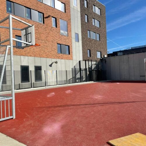 Voetbaldoel-basketbalcombi Model VBC180 51 2 van de 16 die we geplaatst hebben in Brussel. Deze in de verzinkte uitvoering. Voetbaldoel basketbalunits uit deze serie zijn praktisch onverwoestbaar. Locatie nieuwbouw gevangenis in Brussel