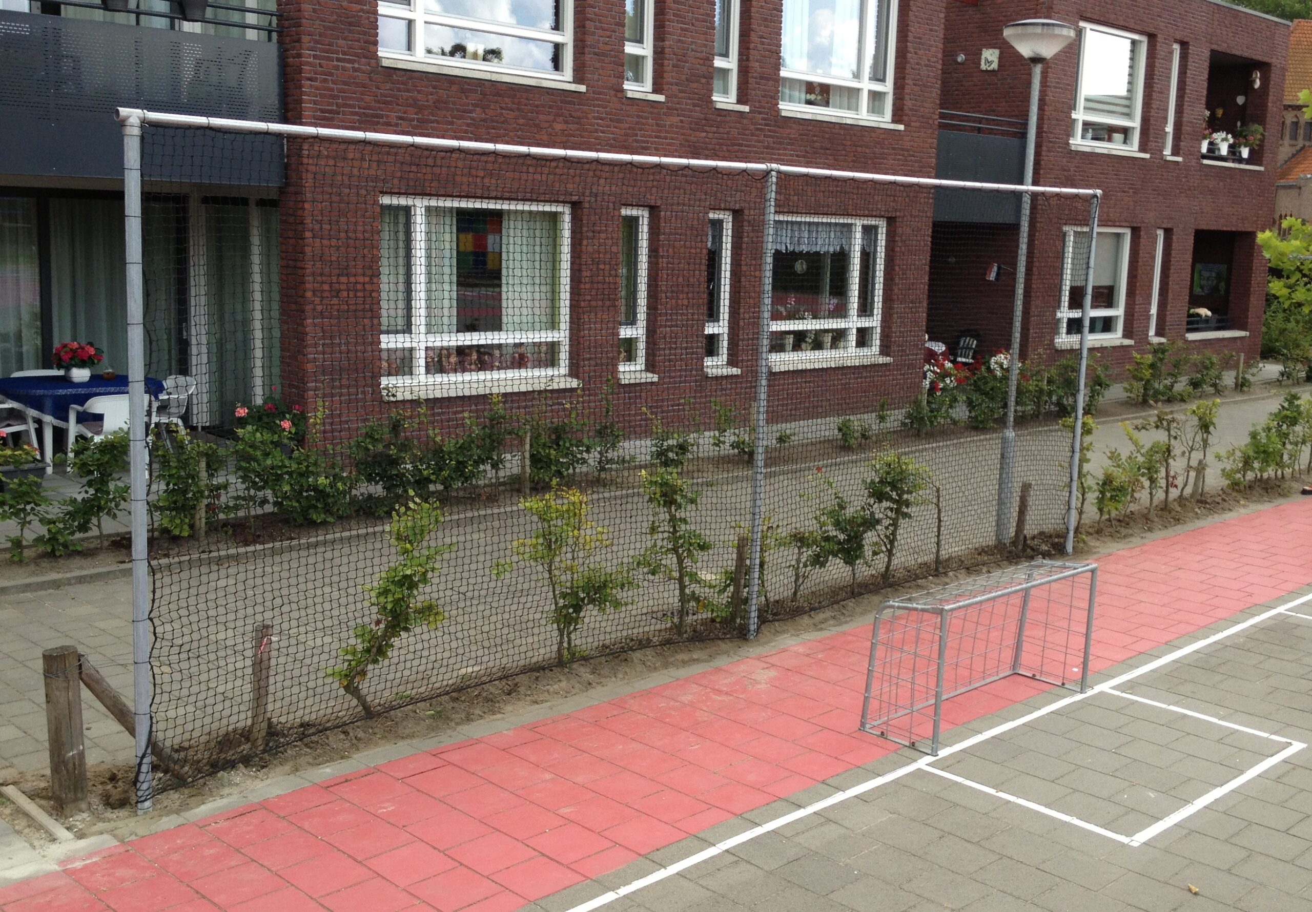 Voetbaldoeltjes model TRD210 9 Voordelige schoolplein voetbaldoeltjes. Sportief plezier voor uw leerlingen. Ook de afgebeelde ballenvanger kunnen wij verzorgen.